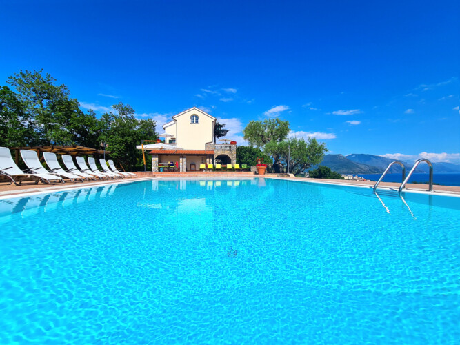 rent a villa with pool in amalfi coast